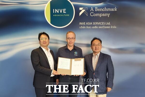 한남대학교 제1호 기술지주회사인 주식회사 한남바이오가 18일 항 질병 기능성 첨가제 공동연구개발을 위해 솔포투, INVE Technology와 협약을 체결했다. 사진 왼쪽부터 송상선 한남바이오 대표이사, 올리비에 드캄프 INVE Aquaculture 박사, 임봉수 솔포투 대표이사./한남대학교