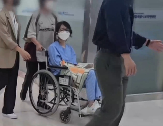 윤석열 전 대통령의 부인 김건희 씨의 지난 6월 12일 수감 이후 첫 외부 모습이 서울의 한 병원에서 포착됐다. /MBN 보도 화면 갈무리