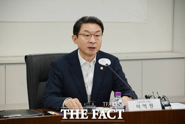 이억원 금융위원장이 19일 서울 여의도 중소기업중앙회 이사회회의실에서 열린 제1차 생산적 금융 대전환 회의에 참석해 모두발언을 하고 있다. /김태환 기자