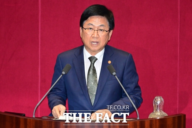 최교진 사회부총리 겸 교육부 장관이 지난 18일 오후 서울 여의도 국회에서 열린 본회의에서 신임 국무위원 인사를 하고 있다./남윤호 기자