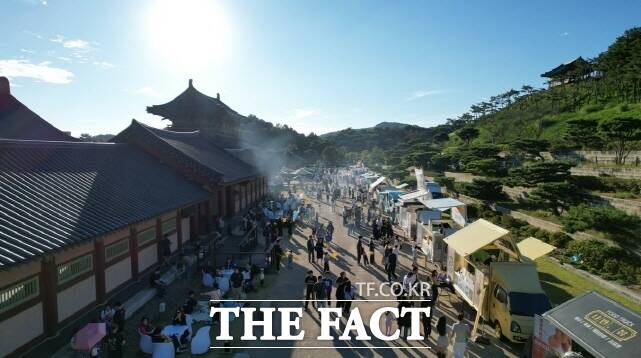 지난해 펼쳐진 제70회 백제문화제 먹거리 전경. /부여군