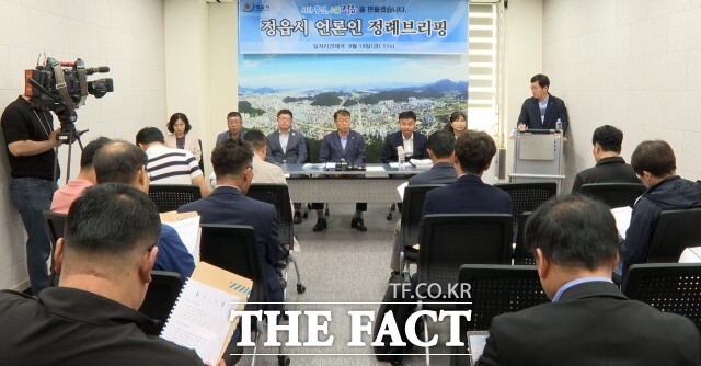 정읍시는 19일 일자리경제국 정례브리핑을 열고, 일자리 창출과 지역경제 활성화를 위한 올해 주요 사업 성과와 내년도 계획을 밝혔다. / 정읍시