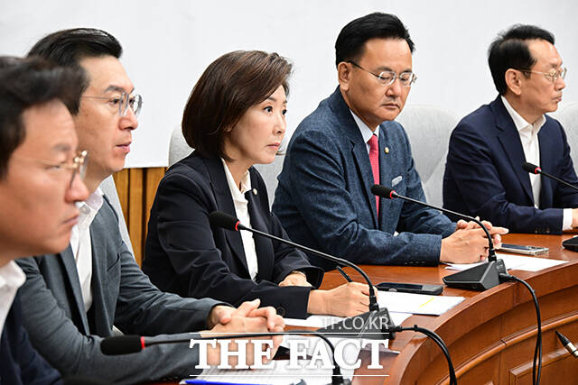 국민의힘은 19일 조희대 대법원장과 한덕수 전 국무총리 간 비밀 회동 의혹을 제기한 민주당 서영교·부승찬 의원에 대해 고발을 예고했다. 사진은 국회 법제사법위원회 소속 나경원(왼쪽에서 세 번째) 의원 등이 이날 국회에서 열린 원내대책회의에 참석한 모습. /남윤호 기자