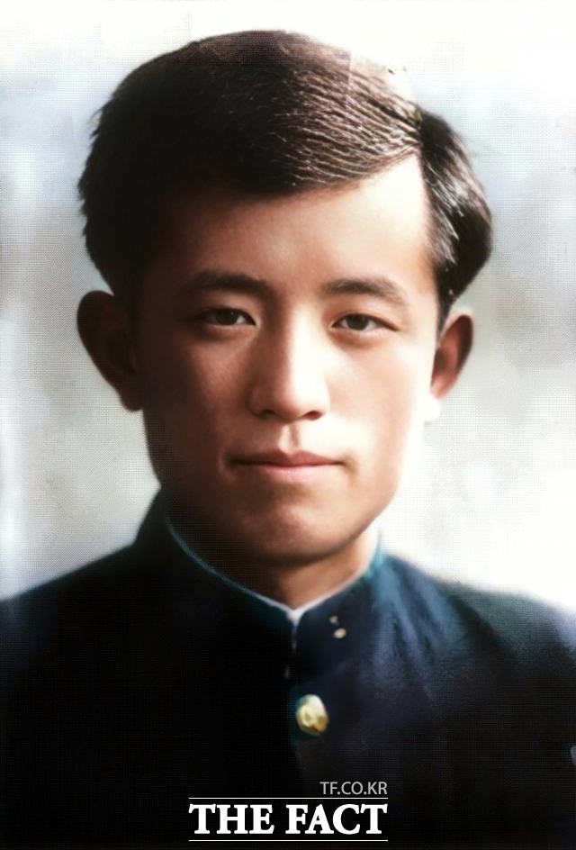 서울시는 광복 80주년과 윤동주 시인 서거 80주년을 기념해 오는 27일 광화문광장에서 세계 최대 독서릴레이(Most people in a reading relay) 기네스 세계 기록 도전에 나선다. 윤동주 시인./더팩트DB