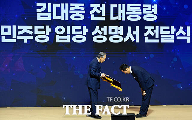 정청래 더불어민주당 대표가 권노갑 김대중재단 이사장에게 고 김대중 대통령의 입당 성명서를 전달받고 있다.