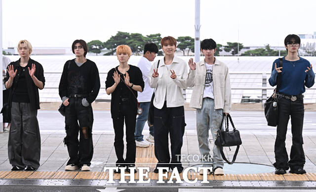 그룹 보이넥스트도어(BOYNEXTDOOR) 성호, 이한, 리우, 운학, 명재현, 태산(왼쪽부터)이 오는 20일 마카오 아웃도어 퍼포먼스 베뉴(Macao Outdoor Performance Venue, 澳門戶外表演區)에서 개최되는 ‘2025 더팩트 뮤직 어워즈(TMA)’ 참석을 위해 19일 인천국제공항을 통해 출국하고 있다. /인천국제공항=이새롬 기자