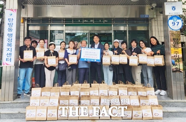 대전 서구 탄방동 지역사회보장협의체는 18일 추석을 앞두고 관내 취약계층 가정에 송편 꾸러미를 전달했다./대전 서구