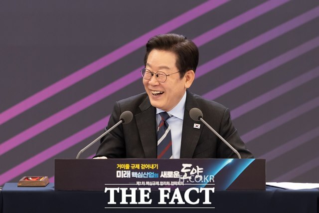 이재명 대통령이 15일 오후 한국과학기술연구원(KIST) 컨벤션홀에서 열린 제1차 핵심규제 합리화 전략회의에서 웃음을 짓고 있다. /대통령실