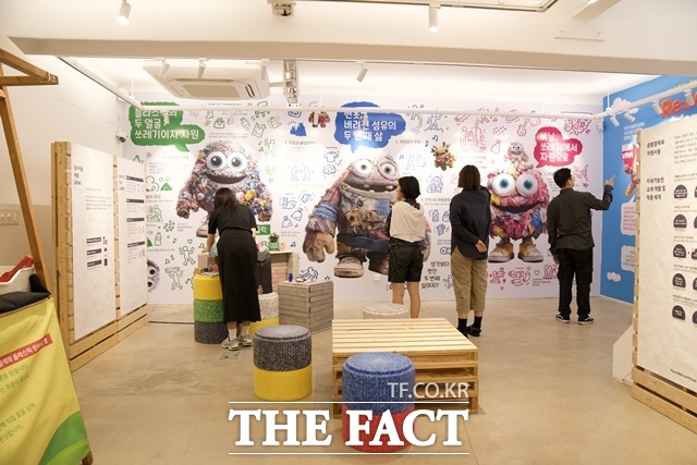 관람객들이 컬러풀 라이프 - RE:Color 전시회를 관람하는 모습. /현대차