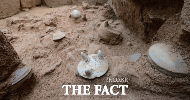 정읍 은선리와 도계리 고분군에서 발굴된 금제 장신구와 철기, 토기 등 다수의 유물./ 정읍시