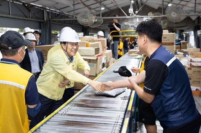 김윤덕 국토교통부 장관이 19일 오전 전북 전주 한진택배 서브터미널을 찾아, 추석 명절 대비 종사자 안전관리와 원활한 배송준비 상황을 점검했다. /국토교통부
