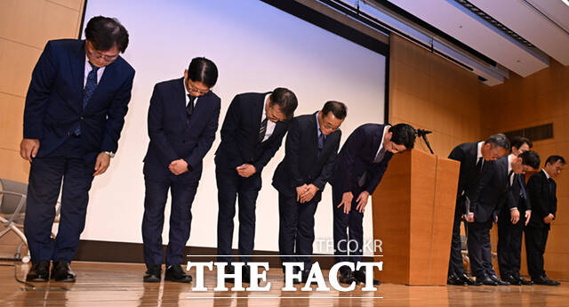 금융위원회가 최근 잇따른 금융권 해킹사고와 관련해 징벌적 과징금 제도를 신속히 도입하겠다고 밝혔다. 사진은 조좌진 롯데카드 대표이사와 임원진이 18일 오후 서울 중구 부영태평빌딩에서 사이버 침해 사고에 대해 사과하며 고개를 숙이고 있는 모습. /이새롬 기자