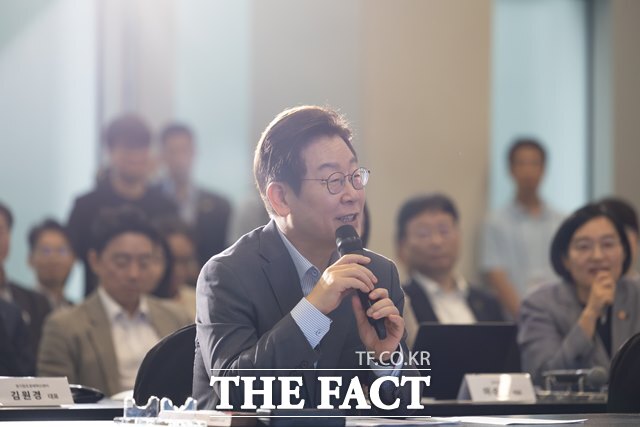 이재명 대통령은 최근 잇따라 신규 채용 확대 계획을 발표한 대기업들에 감사 서한을 전달한다. 이 대통령이 17일 오후 경기도 판교 스타트업스퀘어에서 청년 창업 상상콘서트에서 발언하고 있다. /대통령실