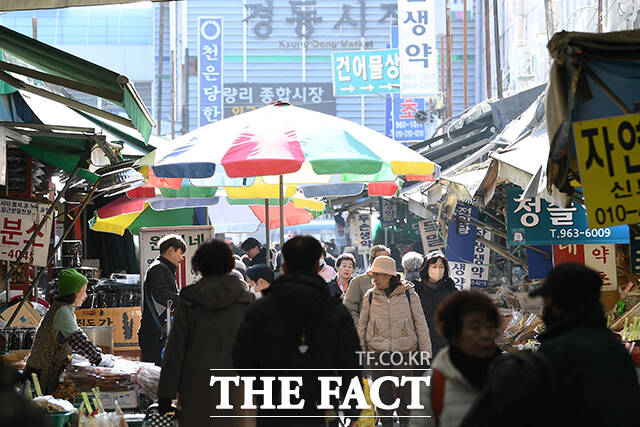 민족대명절을 앞둔 지난 1월 24일 오전 서울 동대문구 경동시장을 찾은 시민들이 제수용품을 구매하고 있다. /서예원 기자