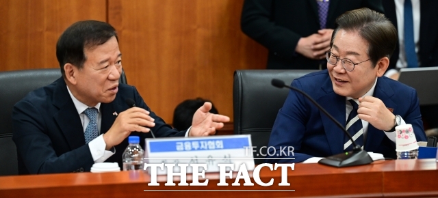 이재명 대통령(당시 더불어민주당 대선 예비후보)가 지난 4월 21일 서울 여의도 금융투자협회에서 열린 자본시장 활성화를 위한 정책간담회에서 서유석 금융투자협회장과 대화를 나누고 있다. /남윤호 기자
