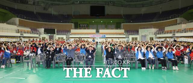 18일 보령종합체육관에서 열린 2025년 제10회 보령시 문해한마당에 참여한 시민들이 기념촬영을 하고 있다. /보령시