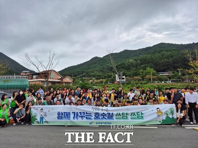 한국농어촌공사가 행복한 농어촌, 함께 가꾸는 호숫길 쓰담쓰담 캠페인을 전개하고 있다. /한국농어촌공사