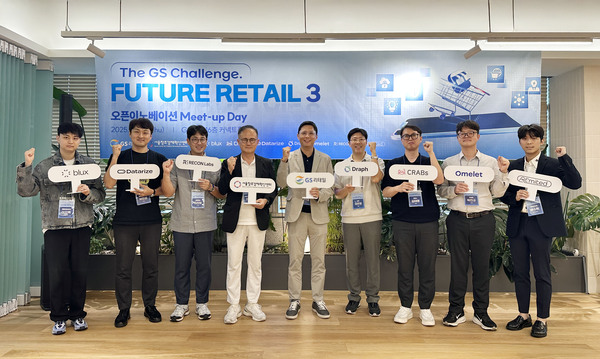 GS리테일이 18일 서울 강남구 GS타워에서 ‘더 지에스 챌린지 퓨처 리테일 3기 밋업 행사를 개최하고 선발 스타트업과 공식적인 협업을 시작했다. 허서홍 GS리테일 대표(가운데)가 이영근 서울창조경제혁신센터장(좌측부터 네번째) 및 스타트업 대표들과 함께 파이팅을 외치고 있다. /GS리테일