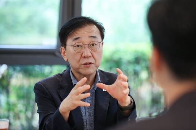 김윤덕 국토교통부 장관이 19일 오전 위례 신도시 민간참여 공공주택사업 단지인 위례 자이더시티를 찾아 한국토지주택공사·GS건설 관계자·입주민과 소통하는 시간을 가졌다. /국토교통부