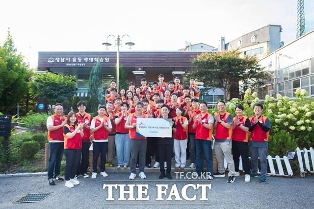 SK케미칼은 9월 18일 성남시 율동생태학습원에서 ‘의 일환으로 발달장애인 대상 시설 보수 봉사활동을 전개했다. 안재현 사장과 에코랩 구성원들이 울타리 설치 및 페인트 작업 등 봉사활동을 마치고 기념사진을 촬영하고 있다. /SK케미칼