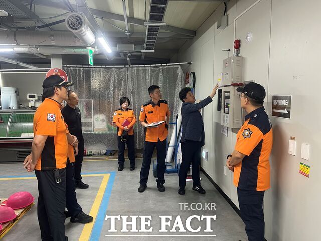 서천군이 서천특화시장을 찾아 스마트 소방시스템 시연회를 개최하고 있다. /서천소방서