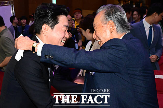 강훈식 대통령 비서실장(왼쪽) 환대하는 권노갑 이사장.