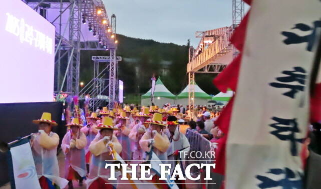 제26회 청양 고추·구기자 축제 청양사랑 퍼레이드가 19일 백세공원에 설치된 주무대를 통과하고 있다. /김형중 기자