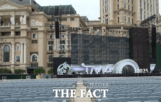 2025 더팩트 뮤직 어워즈(TMA) 개막을 앞두고 마무리 작업을 하고 있는 마카오 아웃도어 퍼포먼스 베뉴(Macao Outdoor Performance Venue, 澳門戶外表演區)./마카오=김민지 기자