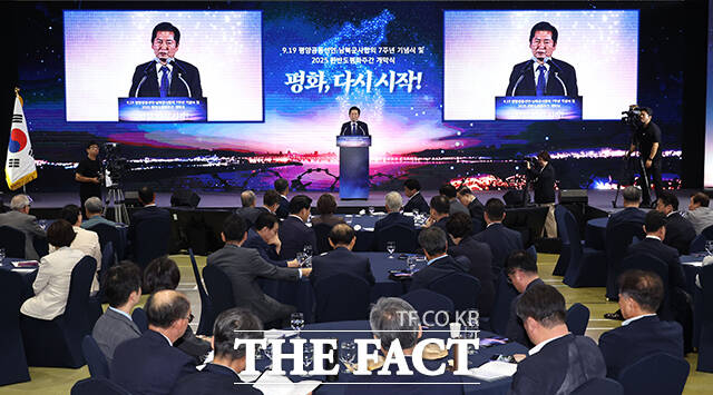 정청래 더불어민주당 대표가 19일 경기도 파주 캠프 그리브스에서 열린 9.19 평양공동선언 남북군사합의 7주년 기념식 및 2025 한반도 평화주간 개막식에서 축사를 하고 있다. /국회사진기자단