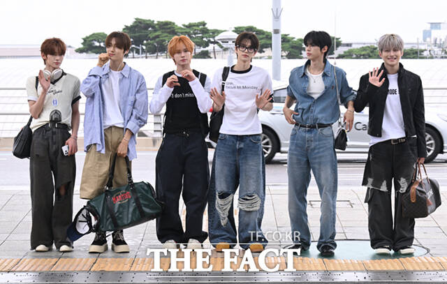 그룹 투어스(TWS) 한진, 영재, 경민, 신유, 도훈, 지훈(왼쪽부터)이 오는 20일 마카오 아웃도어 퍼포먼스 베뉴(Macao Outdoor Performance Venue, 澳門戶外表演區)에서 개최되는 ‘2025 더팩트 뮤직 어워즈(TMA)’ 참석을 위해 19일 인천국제공항을 통해 출국하며 인사하고 있다. /인천국제공항=이새롬 기자