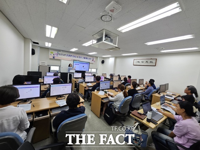 고흥군이 농업인을 대상으로 SNS 및 블로그 마케팅 교육을 실시하고 있다./고흥군