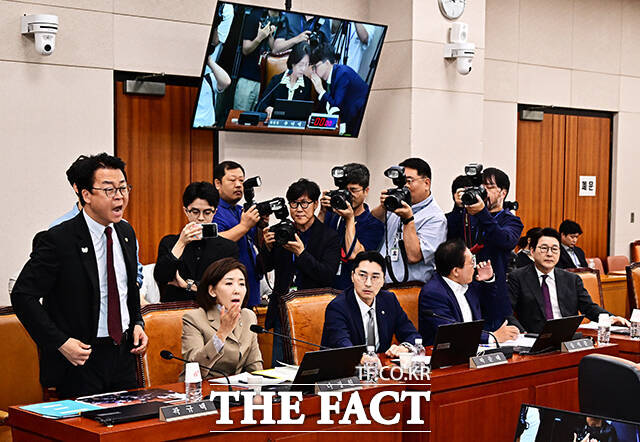 곽규택 국민의힘 의원이 나경원 의원을 감싸는 과정에서 박지원 더불어민주당 의원의 가정사를 언급했다. 사진은 곽 의원이 16일 국회에서 열린 법사위 전체회의에서 여당에 항의하는 모습. /배정한 기자