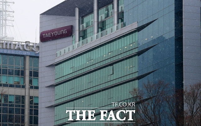 태영건설은 지난 18일 공시를 통해 부천시 군부대 현대화 및 도시개발사업과 관련해 별도의 지분 매각 없이 출자자 변경을 통해 사업을 계속 진행하기로 했다고 밝혔다. /더팩트 DB