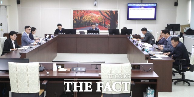 정읍시의회 송전선로 및 화력발전소 대책 특별위원회는 지난 18일 제3차 회의를 열어 송전선로 및 화력발전소 건설사업과 관련한 경과를 보고받고 향후 대응 방안에 대해 논의했다. / 정읍시의회
