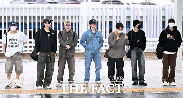 그룹 스트레이 키즈(Stray Kids·스키즈) 창빈, 현진, 방찬, 아이엔 , 한, 리노, 승민(왼쪽부터)이 20일 오후 마카오 아웃도어 퍼포먼스 베뉴(Macao Outdoor Performance Venue, 澳門戶外表演區)에서 개최되는 ‘2025 더팩트 뮤직 어워즈(TMA)’ 참석을 위해 19일 인천국제공항을 통해 출국하고 있다. /인천국제공항=이새롬 기자