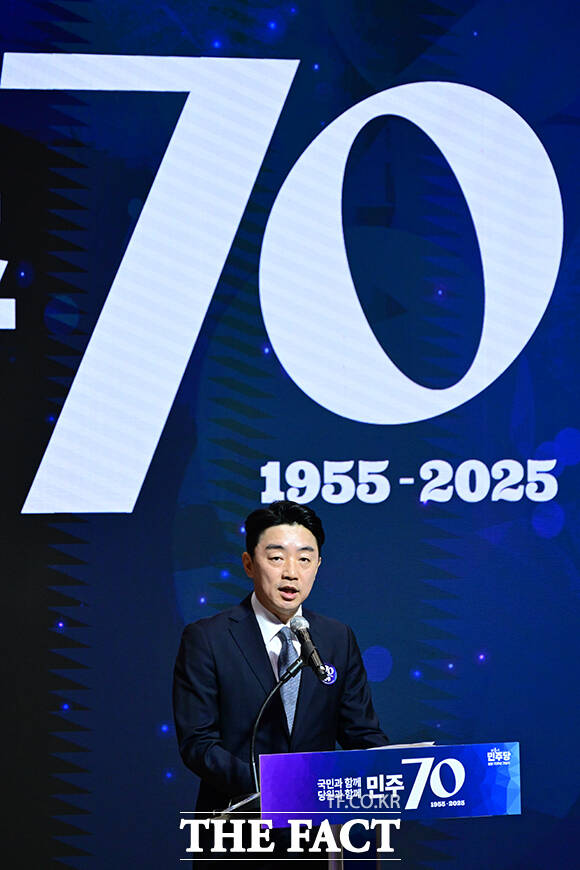 이재명 대통령의 축사 대독하는 강훈식 비서실장.