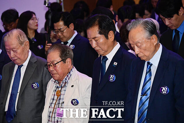 묵념하는 김원기 상임고문, 송춘한 창당70주년기념사업추진 공동위원장, 정청래 대표, 권노갑 김대중재단 이사장(왼쪽부터).