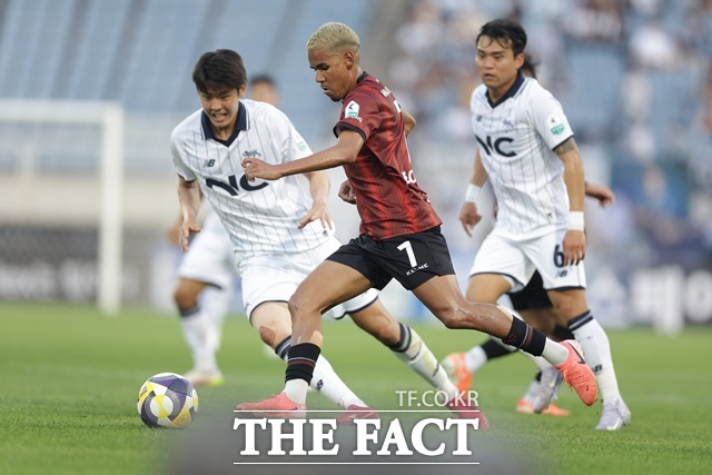 플레이오프 경쟁을 펼치는 부천과 서울이랜드는 20일 맞대결을 통해 승점 6점짜리 경기를 펼친다./K리그