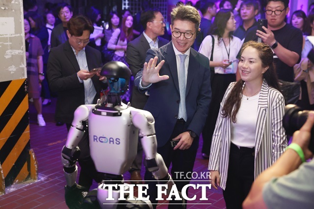 올해로 3회째를 맞는 2025 크리에이티브X성수가 오는 21일까지 일주일간 서울 성동구 성수동 전역에서 열린다. 개막식 날 정원오 성동구청장./성동구