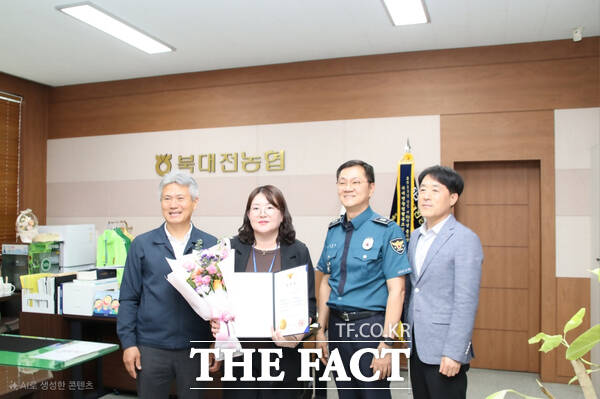 대전 유성경찰서는 지난 15일 보이스피싱 피해를 예방한 북대전농협 직원 김인애 과장에게 감사장과 신고포상금을 수여했다./농협대전본부