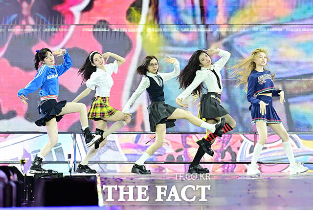 <더팩트>가 주최하고 팬앤스타와 더스퀘어이엔엠이 주관하는 2025 더팩트 뮤직 어워즈(THE FACT MUSIC AWARDS, TMA)가 20일 오후 마카오 아웃도어 퍼포먼스 베뉴에서 열린 가운데 그룹 키키가 화려한 무대를 펼치고 있다. /마카오=임영무 기자