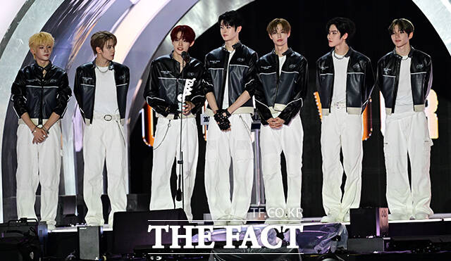 <더팩트>가 주최하고 팬앤스타와 더스퀘어이엔엠이 주관하는 2025 더팩트 뮤직 어워즈(THE FACT MUSIC AWARDS, TMA)가 20일 오후 마카오 아웃도어 퍼포먼스 베뉴에서 열린 가운데 핫티스트를 수상한 클로즈 유어 아이즈의 멤버들이 소감을 밝히고 있다. /마카오=임영무 기자