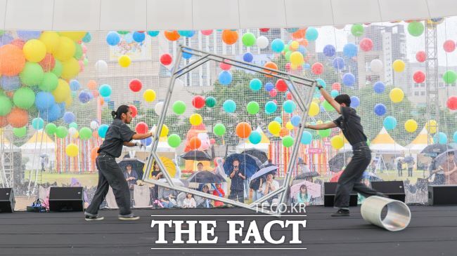 2025 과천공연예술축제 231과 서남재 혼둘혼둘 공연 모습./과천시