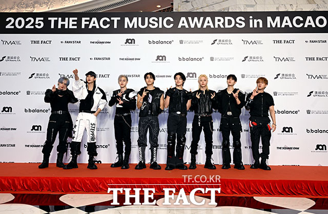 <더팩트>가 주최하고 팬앤스타와 더스퀘어이엔엠이 주관하는 2025 더팩트 뮤직 어워즈(THE FACT MUSIC AWARDS, TMA)가 20일 오후 마카오 아웃도어 퍼포먼스 베뉴에서 열린 가운데 그룹 스트레이 키즈(Stray Kids)의 리노와 현진, 방찬, 한, 아이엔, 필릭스, 승민, 창빈(왼쪽부터)이 레드카펫을 밟고 있다.