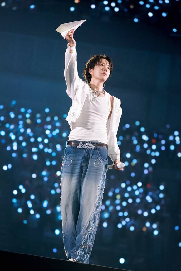 제이홉은 20일 오후 7시(현지 시각) 마카오 아웃도어 퍼포먼스 베뉴(Macao Outdoor Performance Venue, 澳門戶外表演區)에서 열린 2025 더팩트 뮤직 어워즈’에서 TMA 베스트 – 봄 상의 주인공이 됐다. /빅히트 뮤직