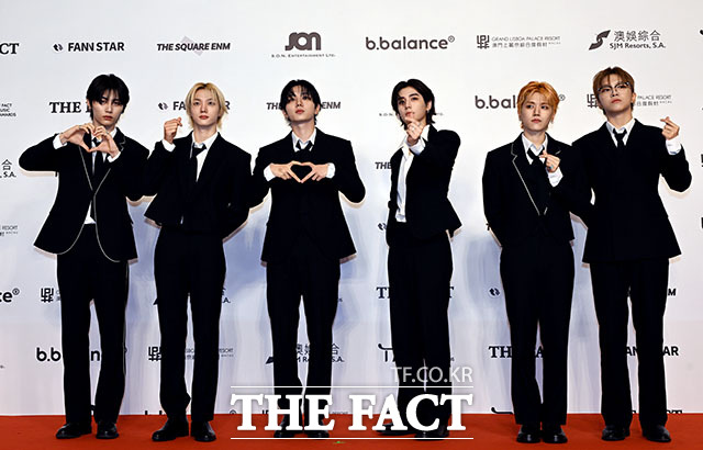 <더팩트>가 주최하고 팬앤스타와 더스퀘어이엔엠이 주관하는 2025 더팩트 뮤직 어워즈(THE FACT MUSIC AWARDS, TMA)가 20일 오후 마카오 아웃도어 퍼포먼스 베뉴에서 열린 가운데 그룹 보이넥스트도어(BOYNEXTDOOR)의 태산과 성호, 명재현, 이한, 리우, 운학(왼쪽부터)이 레드카펫을 밟고 있다. /이효균 기자