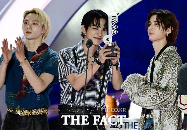 <더팩트>가 주최하고 팬앤스타와 더스퀘어이엔엠이 주관하는 2025 더팩트 뮤직 어워즈(THE FACT MUSIC AWARDS, TMA)가 20일 오후 마카오 아웃도어 퍼포먼스 베뉴에서 열린 가운데 올해의 아티스트를 수상한 보이넥스트도어의 명재현이 트로피를 들어 보이고 있다. /마카오=임영무 기자