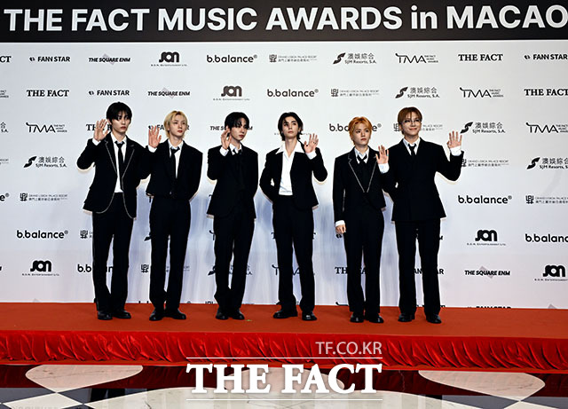 <더팩트>가 주최하고 팬앤스타와 더스퀘어이엔엠이 주관하는 2025 더팩트 뮤직 어워즈(THE FACT MUSIC AWARDS, TMA)가 20일 오후 마카오 아웃도어 퍼포먼스 베뉴에서 열린 가운데 그룹 보이넥스트도어(BOYNEXTDOOR)의 태산과 성호, 명재현, 이한, 리우, 운학(왼쪽부터)이 레드카펫을 밟고 있다. /마카오=이효균 기자