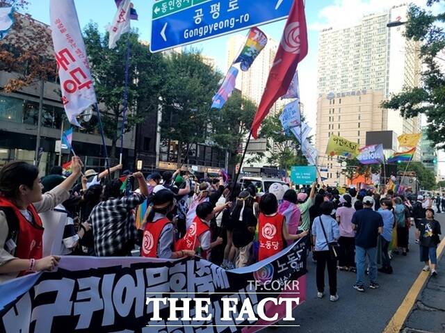 대구퀴어축제 참가자들이 20일 대구 중심가에서 차로를 따라 퍼레이드를 벌이고 있다. /박병선 기자