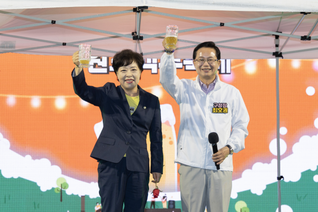 최호권 영등포구청장이 19일 영등포공원에서 열린 제1회 영등포 원조 맥주축제에서 맥주 점등식을 진행하고 있다. /영등포구